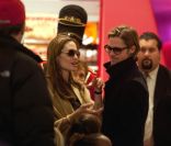 Brad Pitt et Angelina font du repérage pour Noël avec leurs 6 enfants, à New York. 7 décembre 2011