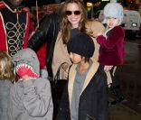 Brad Pitt et Angelina font du repérage pour Noël avec leurs 6 enfants, à New York. 7 décembre 2011