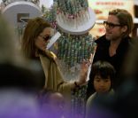 Brad Pitt et Angelina font du repérage pour Noël avec leurs 6 enfants, à New York. 7 décembre 2011
