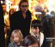 Brad Pitt en compagnie de Knox, Pax et Maddox, à New York. 7 décembre 2011