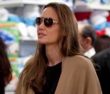 Brad Pitt et Angelina font du repérage pour Noël avec leurs 6 enfants, à New York. 7 décembre 2011