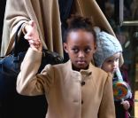 Angelina avec Vivienne et Zahara, à New York. 7 décembre 2011