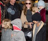 Brad Pitt et Angelina font du repérage pour Noël avec leurs 6 enfants, à New York. 7 décembre 2011