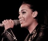 La sympathique Amel Bent lors de son showcase à l'Aquarium de Paris, le 7 décembre 2011