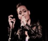 Amel Bent habitée lors de son showcase à l'Aquarium de Paris, le 7 décembre 2011