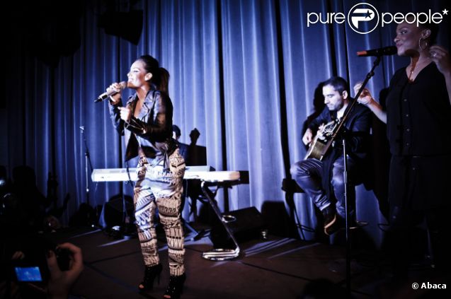 Amel Bent chante lors de son showcase à l'Aquarium de Paris, le 7 décembre 2011