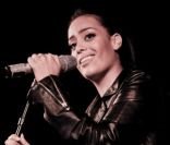 Amel Bent lors de son showcase à l'Aquarium de Paris, le 7 décembre 2011