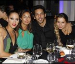 Noémie Lenoir et Tomer Sisley entourés d\'amies lors du dîner de charité organisé à l\'espace Pierre Cardin à Paris le 10 décembre 2011