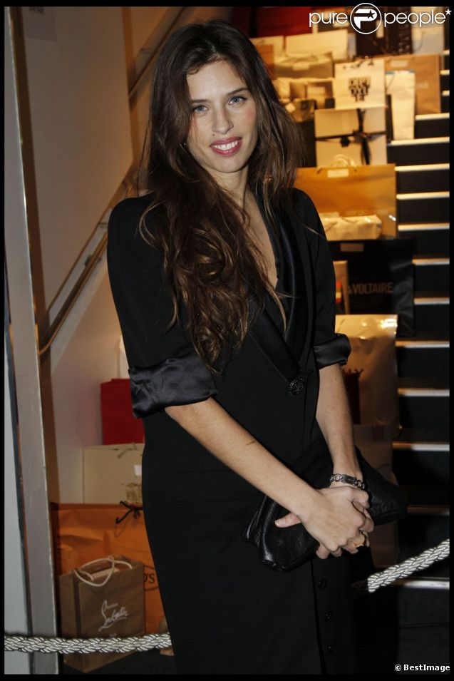 Maïwenn lors du dîner de charité organisé à l'espace Pierre Cardin à Paris le 10 décembre 2011