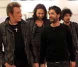 Johnny Hallyday entouré de Yarol Poupaud, Serge Khalifa (créateur de live@home) et John Mamann sur le plateau du Grand Journal, le 9 décembre 2011.