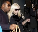 Préoccupée et en retard, Lindsay Lohan arrive à l\'aéroport de Los Angeles le 13 décembre 2011