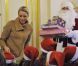 La princesse Charlene a donné le sourire aux enfants en distribuant des cadeaux lors du Noël du Rocher le 14 décembre 2011 