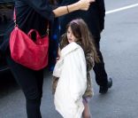 Suri Cruise en compagnie de sa maman Katie Holmes a ressorti ses talons dorés pour briller à New York. Le 14 décembre 2011<br />