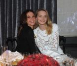 Victoria Abril et Sarah Marshall lors du dîner de l\'Avent chez Castel, le 14 décembre 2011.