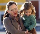 Jennifer Garner et sa petite Seraphina font un tour au Starbucks Coffee, le vendredi 16 décembre 2011.