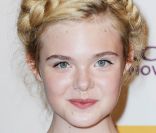 Avec son teint diaphane et son visage de poupée, Elle Fanning assure la relève  