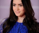 Lily Collins a le charisme des plus grandes actrices et le charme des plus belles. Elle pourrait être la fille de Jennifer Connelly et impose son mystère et le retour des brunes sur le red carpet.  
