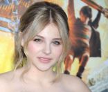 Chloë Moretz est la nouvelle jeune sensation du cinéma hollywoodien. Et elle possède déjà ses propres codes de beauté. Un maquillage nude, un teint de porcelaine, des cheveux wavy, la jeune adolescente respire la fraîcheur. 