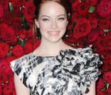 Emma Stone, chipie séductrice, prouve que les rousses ne comptent pas pour des prunes.  
