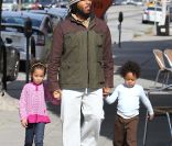 Ziggy Marley, sa fille Judah et son fils Gideon à Los Angeles, le 16 janvier 2011.