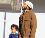 Ziggy Marley et l'adorable Gideon, à Los Angeles, le 20 décembre 2011.