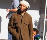 Ziggy Marley et le petit Gideon, à Los Angeles, le 20 décembre 2011.