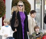 Laird, Sharon Stone et Quinn sortent d\'une boutique de chaussures à Beverly Hills, le 24 décembre 2011.