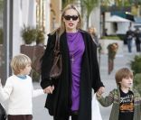 Sharon Stone et ses deux fils à Beverly Hills, le 24 décembre 2011.