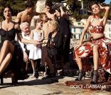 Monica Bellucci et Bianca Balti posent pour les visuels printemps-été 2012 de Dolce & Gabbana. 