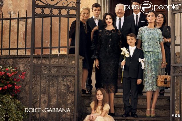 Monica Bellucci et Bianca Balti posent pour une photo de famille façon Dolce & Gabbana. 