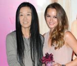 Vera Wang et Leighton Meester lancent ensemble le parfum Lovestruck chez Harrods à Londres, le 9 juin 2011. 