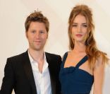 Christopher Bailey (directeur artistique de Burberry) et Rosie Huntington-Whiteley à Paris, le 1er décembre 2011. 