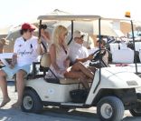  Victoria Silvstedt et le fils de son compagnon Maurice profitent du soleil sur une plage de Miami le 26 décembre 2011 