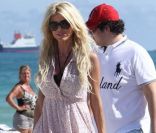 Victoria Silvstedt : sublime en bikini noir aux côtés du fils de son compagnon Maurice à Miami le 26 décembre 2011