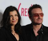 Bono, entouré des trois femmes de sa vie, fait un cadeau aux paparazzi