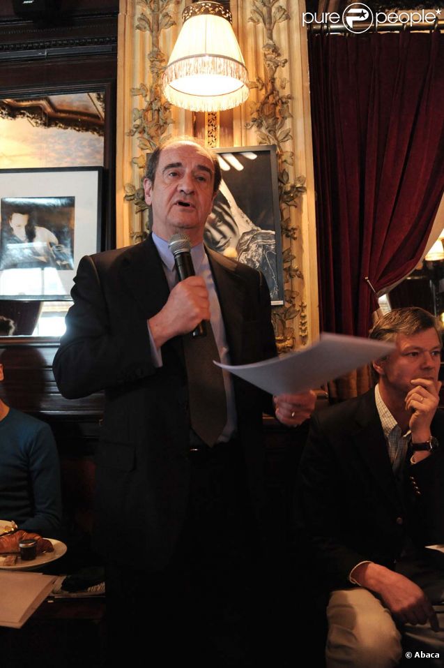 Pierre Lescure annonce les nominations de la 25e cérémonie des Molières à Paris, le 23 mars 2011.