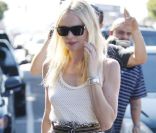 L\'actrice Kate Bosworth, en connaisseuse, est une grande fan d\'Isabel Marant, dont elle porte une jupe portée sous un débardeur blanc pour un look printanier et tendance. Los Angeles, le 31 mars 2011.<br />