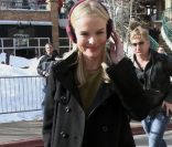 L\'actrice Kate Bosworth débarque au Festival de Sundance et contre le froid avec style dans une robe en dentelle et un cache oreille Burberry, avec un sac Alexander Wang à la main. Park City, le 24 janvier 2011.<br />