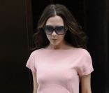 Grande fan des plateformes Daffodile de Christian Louboutin, Victoria Beckham joue ici sur le nude avec une robe rose pâle et des talons crème. New York, le 15 septembre 2011.<br />