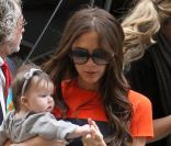 Les deux fashionistas de la famille Beckham, Victoria et Harper Seven, sont fréquemment repérées en train de faire des emplettes. New York, le 15 novembre 2011.<br />