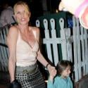 PHOTOS : Nicollette Sheridan joue à la maman... sexy!
