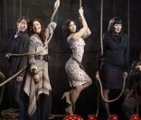 Debra Messing et Angelica Huston dans  Smash , le 6 février 2012 sur NBC.