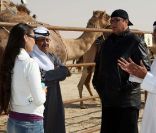 Steven Seagal, sa femme Elle, et son fils Kunzang, au festival du chameau à Al Dhafra, le 28 décembre 2011.