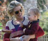Ali Larter, complètement gaga de son fiston. Le 3 janvier 2011 sous un beau soleil à Los Angeles<br />