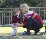 Depuis qu\'il sait marcher, le petit Theodore ne cesse de faire courir sa jolie maman Ali Larter. Le 3 janvier 2011 sous un beau soleil à Los Angeles<br />