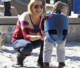 Ali Larter maman poule dans un parc de Los Angeles. Le 3 janvier 2011 sous un beau soleil
