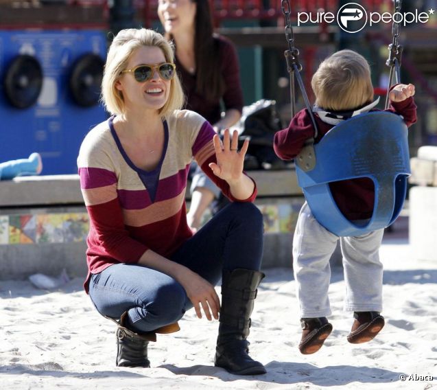 Ali Larter maman poule qui ne passe pas inaperçue dans un parc de Los Angeles. Le 3 janvier 2011 sous un beau soleil