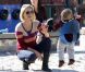 Ali Larter maman poule qui ne passe pas inaperçue dans un parc de Los Angeles. Le 3 janvier 2011 sous un beau soleil