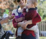 Ali Larter et son petit Theodore, complices dans un parc de Los Angeles. Le 3 janvier 2011 sous un beau soleil