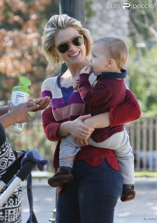Ali Larter et son petit Theodore, complices dans un parc de Los Angeles. Le 3 janvier 2011 sous un beau soleil
